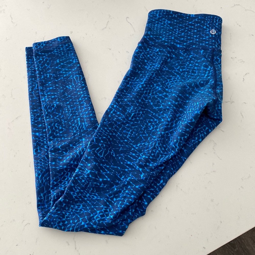 Wunder under Lululemon leggings mid rise. Size 4.